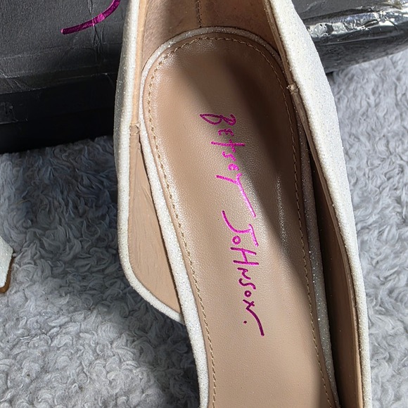 Betsey Johnson White Iridescent Sculpted Bow Heels Pumps Wedding Bridal 9M NEW - Picture 7 of 11